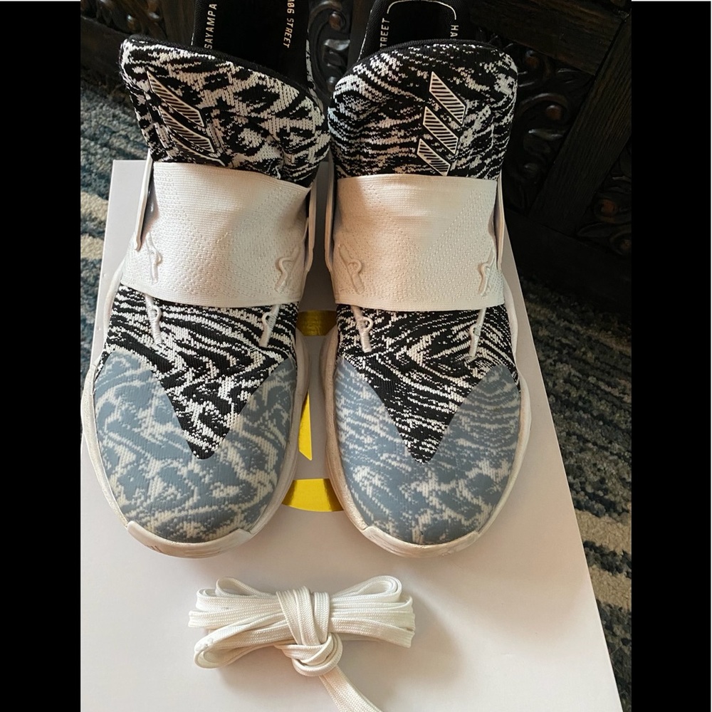 Men’s basketball shoes
